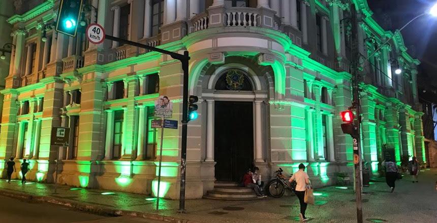 PJF ilumina espaços públicos para Abril Verde