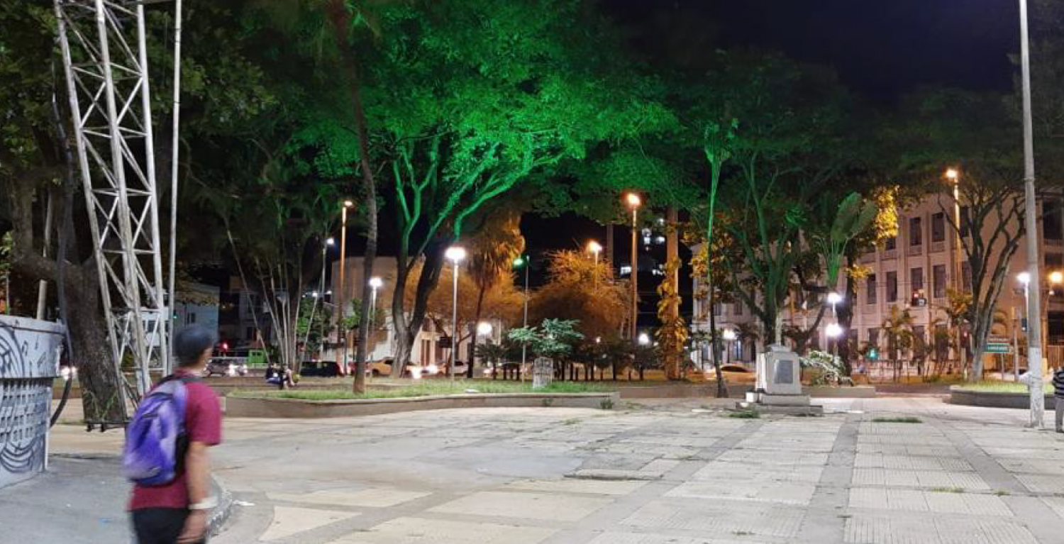 Praça Antônio Carlos recebe luminárias LED