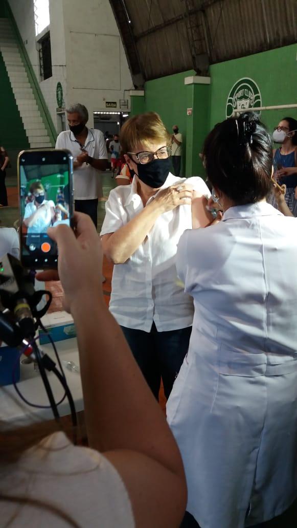 Prefeita Margarida Salomão é vacinada contra Covid-19 no Ginásio do Sport