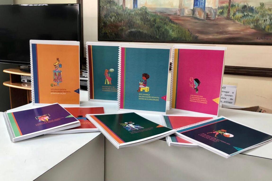 Professores da rede municipal recebem material do curso “Leitura e Escrita na Educação Infantil