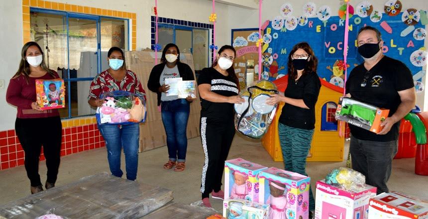 Secretaria de Educação entrega brinquedos a creches municipais