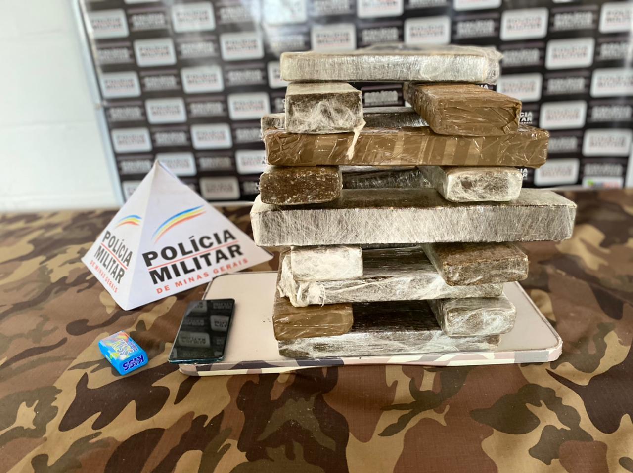 Suspeito em fuga bate em viatura policial no bairro JK