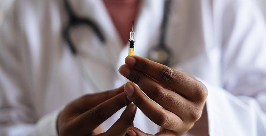 Vacinação de Covid-19 e Influenza tem horários alternados a partir desta quarta nas UBSs