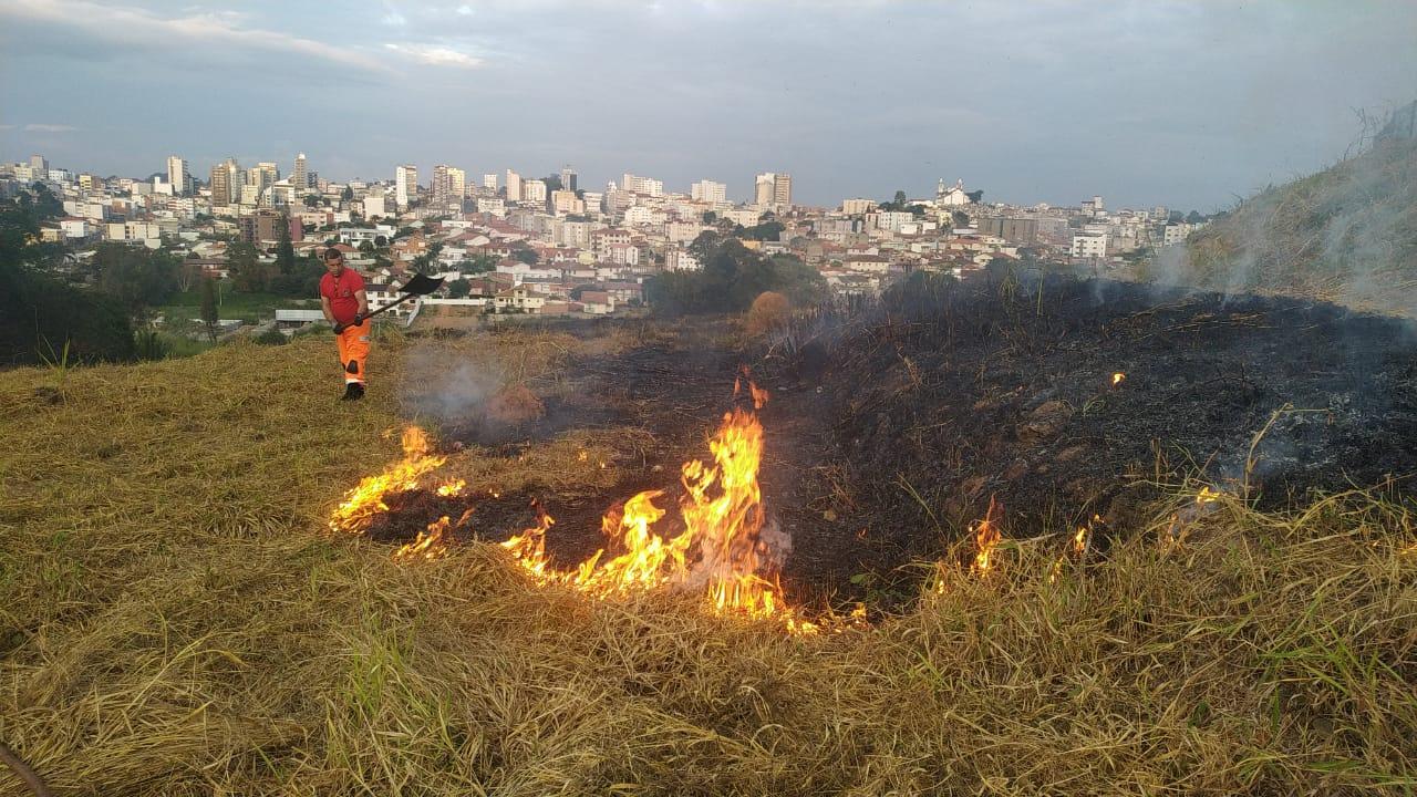 Bombeiros combatem incêndio em área de condomínio, em Barbacena