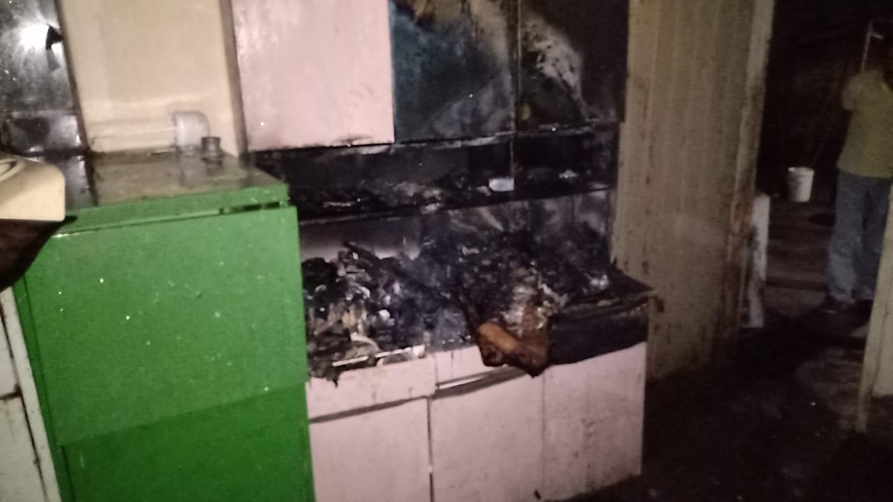 Bombeiros combatem incêndio em depósito de máquinas