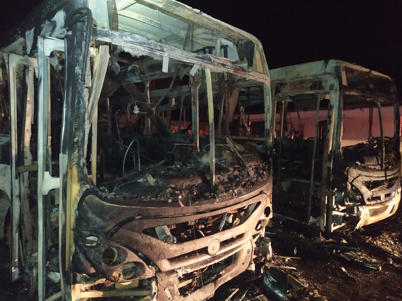 Bombeiros combatem incêndio em ônibus estacionados em garagem de empresa