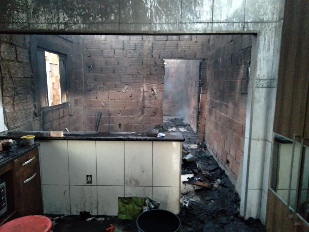 Bombeiros combatem incêndio em residência na cidade de Congonhas