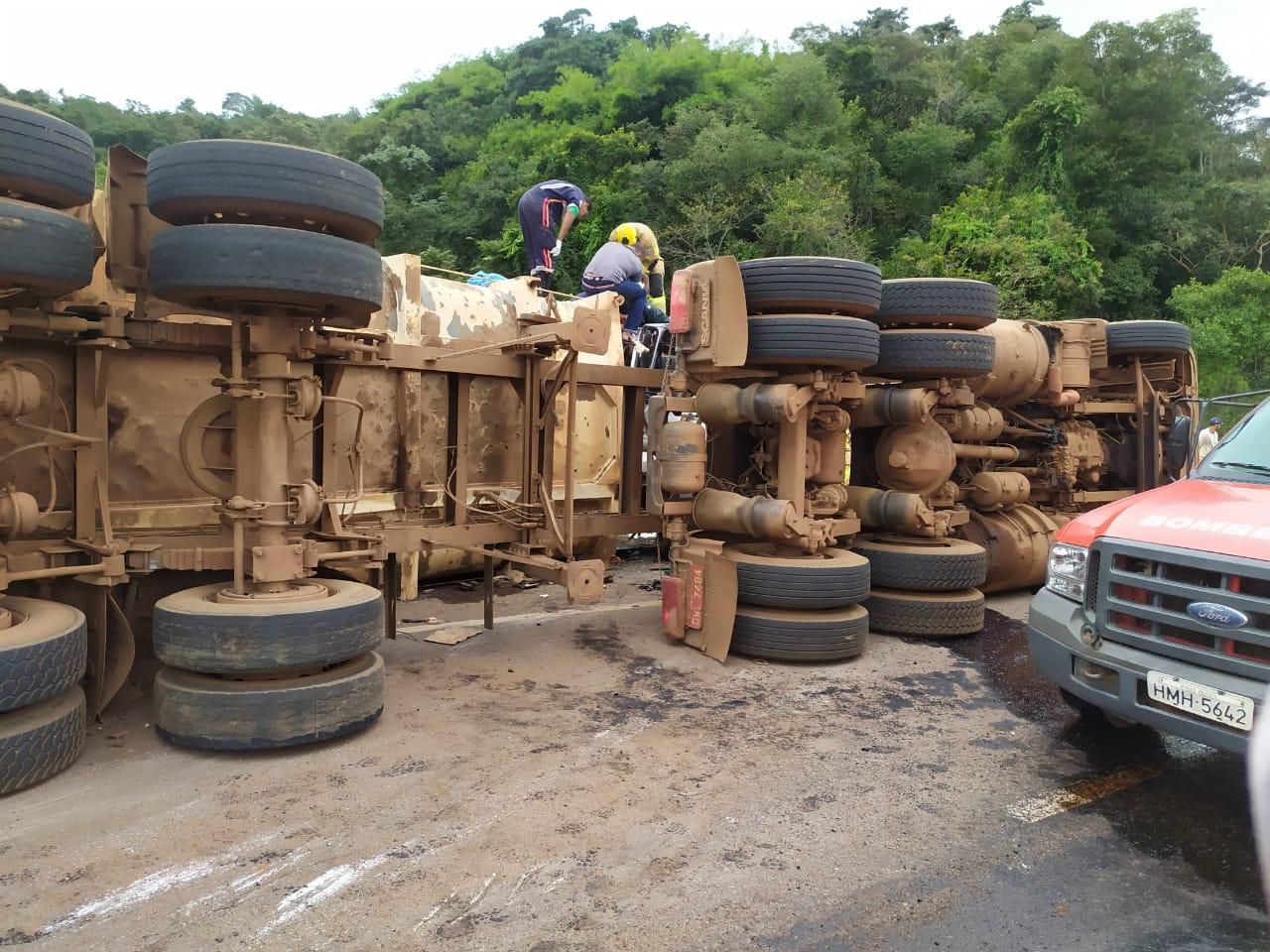 Colisão entre carreta e caminhão na MGC383 deixa duas pessoas feridas