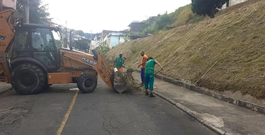Demlurb realiza capina e retirada de resíduos em bairros da cidade