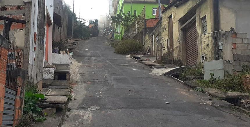 Demlurb realiza retirada de entulho em via de difícil acesso no bairro Santa Rita