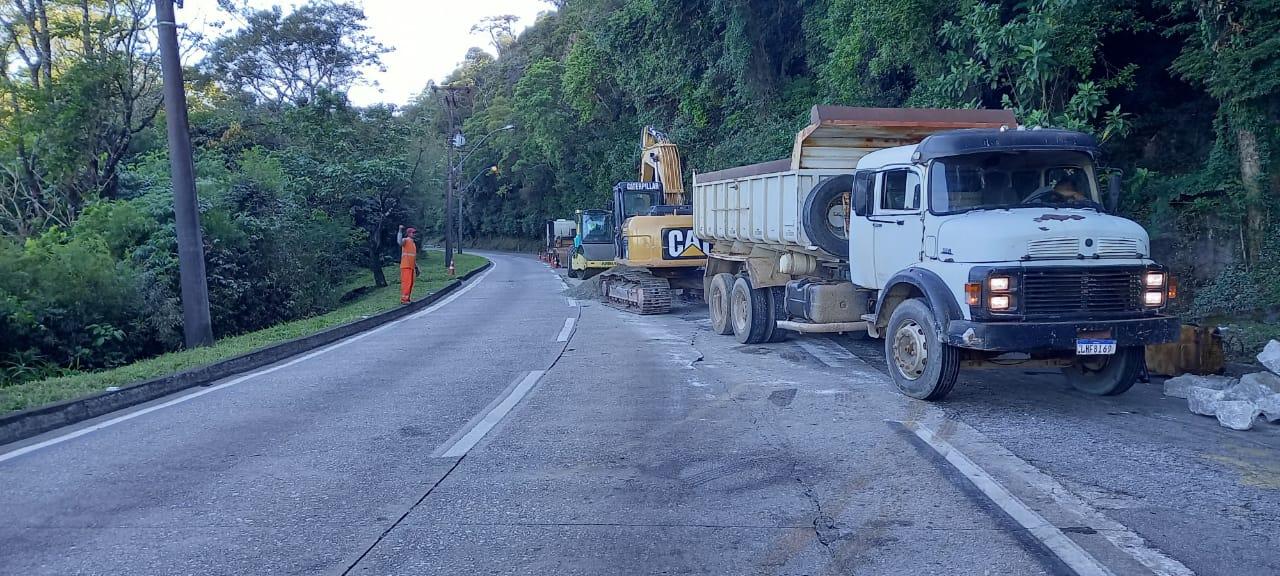 Equipes da Concer realizam obras na BR-040