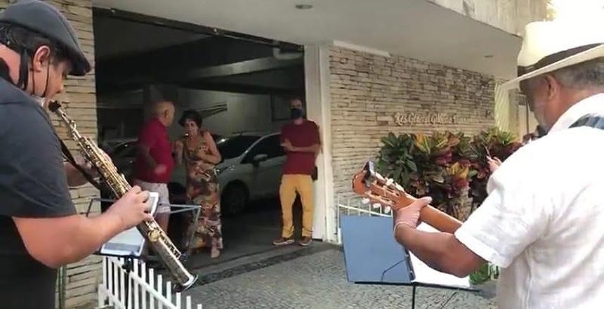 Músicos oferecem serenatas delivery em homenagem às mães