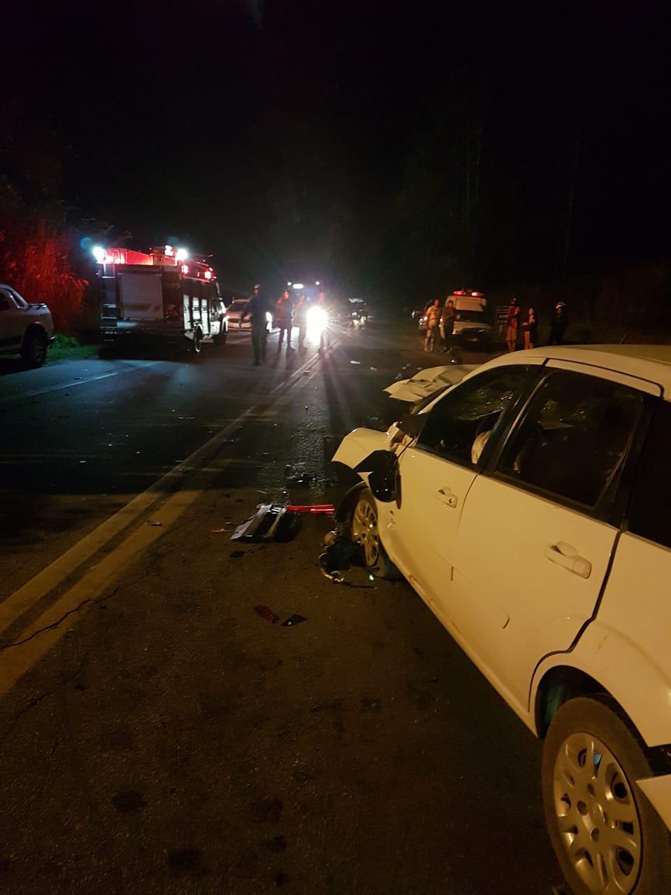 Acidente com carro e três motos deixa vítimas fatais na BR 265