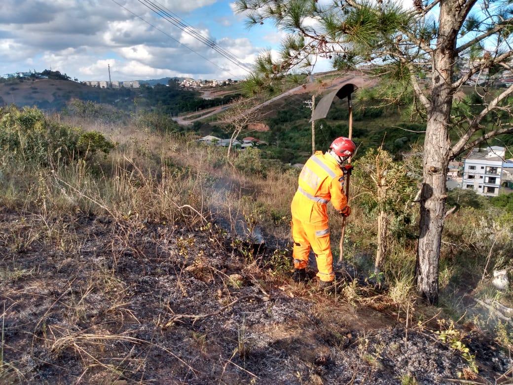 Bombeiros combatem incêndio próximo ao Hospital Regional de Barbacena