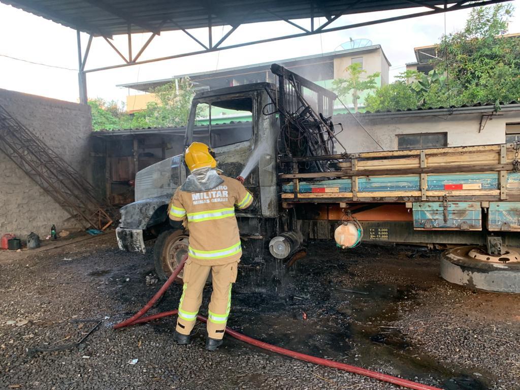 Caminhão pega fogo em Conselheiro Lafaiete
