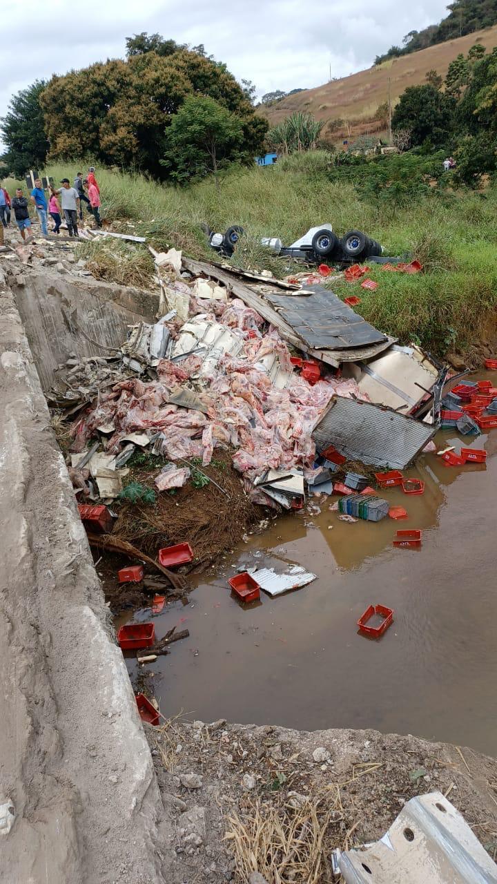 Caminhoneiro fica ferido em acidente na BR-116