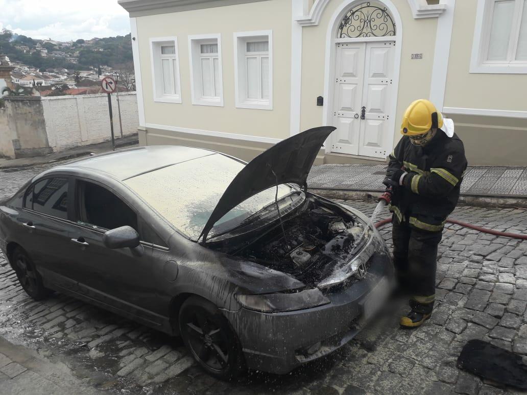 Carro teve início de incêndio em São João del-Rei