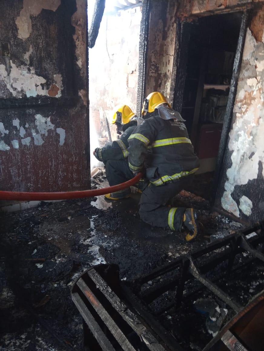 Casa é atingida por incêndio em Conselheiro Lafaiete