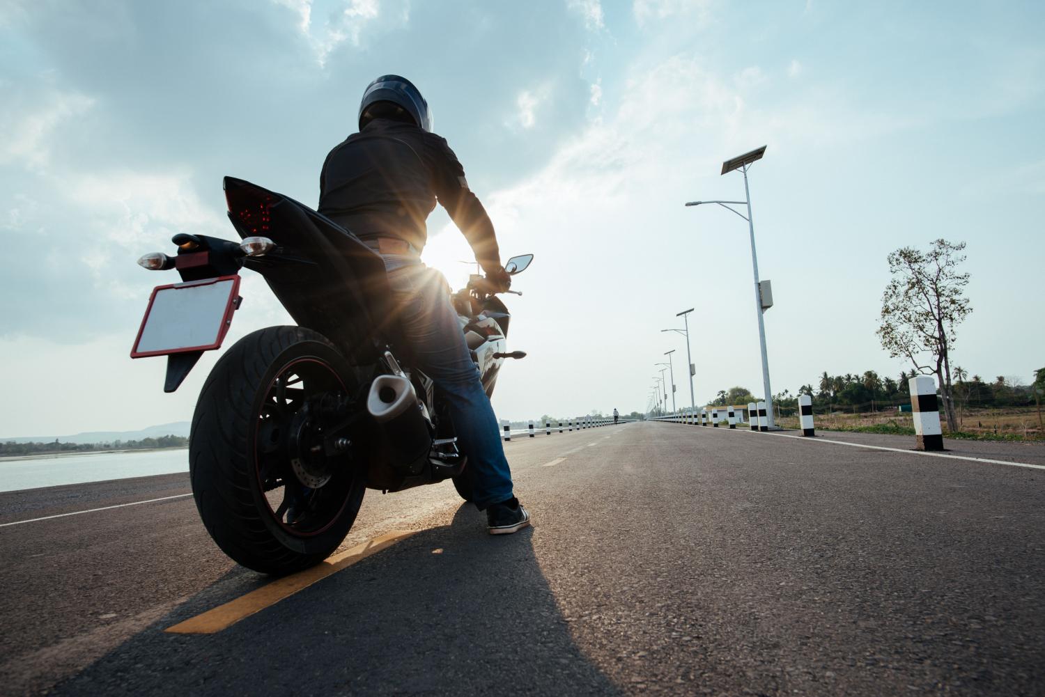 Colisão entre dois veículos deixa motociclista ferido