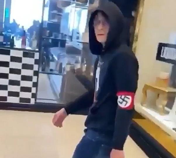 Homem é expulso de shopping em Pernambuco por usar suástica no braço.