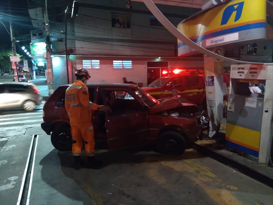 Idosa fica gravemente ferida em acidente em posto de gasolina