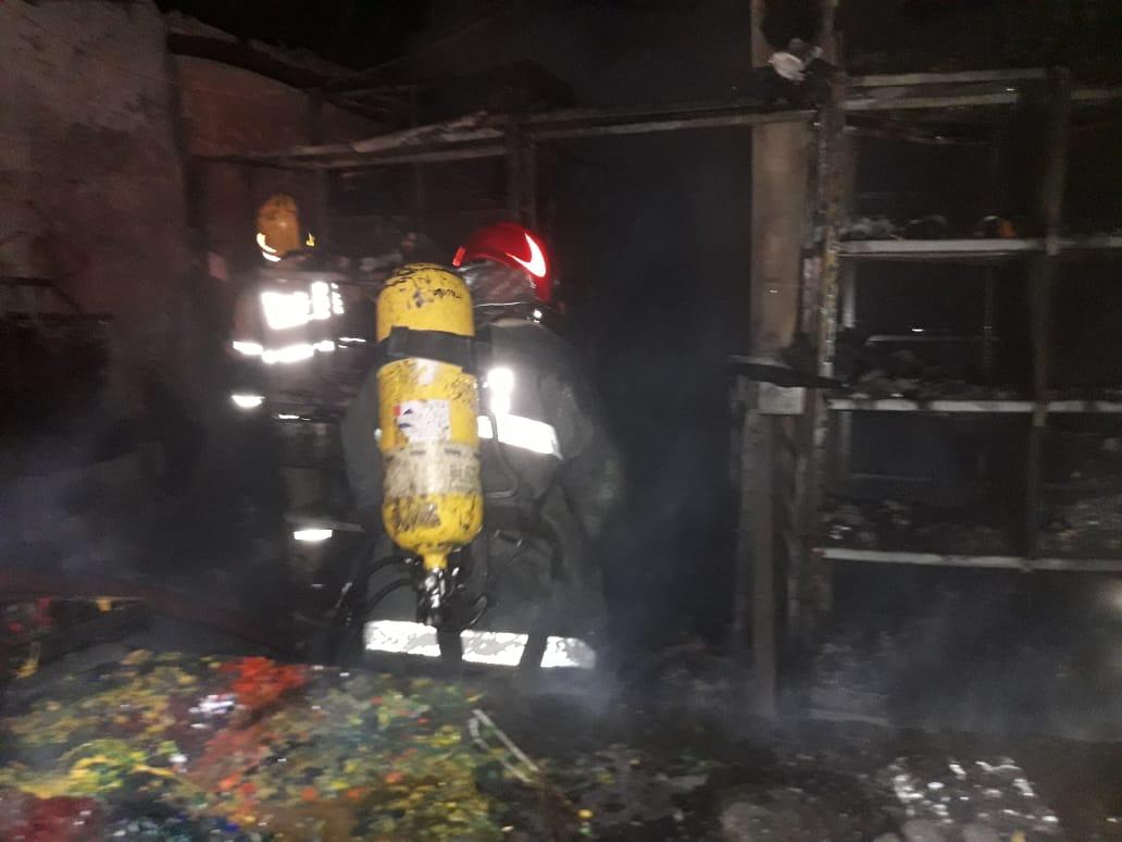 Incêndio atinge depósito de materiais de construção em Conselheiro Lafaiete