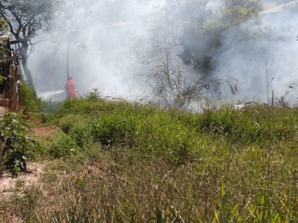 Lote vago pega fogo em Congonhas