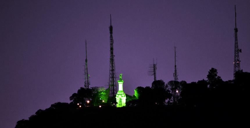 Morro do Cristo ganha iluminação especial no Mês do Meio Ambiente