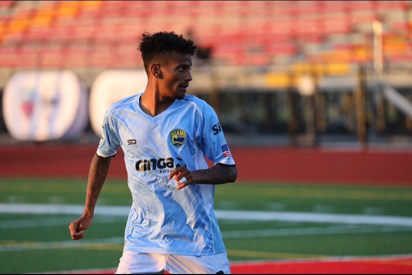 O jogador de futebol brasileiro Gleison Sousa vai da venda de picolés para chegar às ligas principais