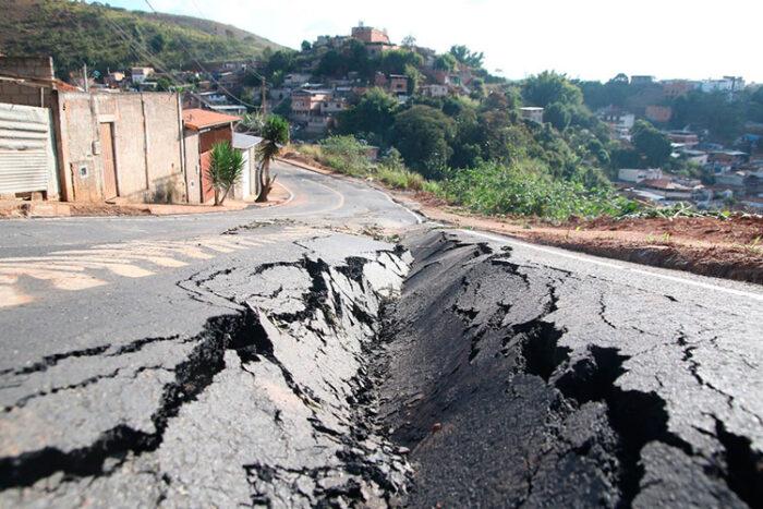 Parte de asfalto cede um dia após inauguração no Parque das Águas