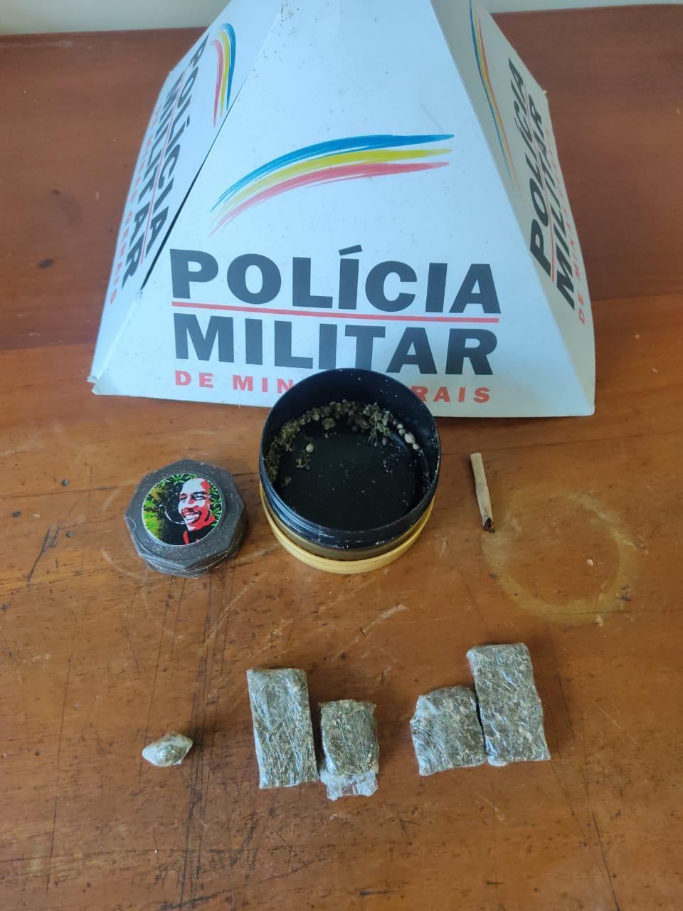 Polícia Militar prende dois homens por tráfico de drogas em Santana de Cataguases