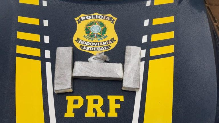 PRF apreende maconha em Leopoldina