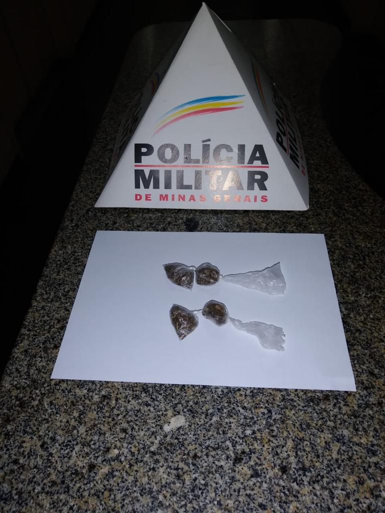 Suspeito foge depois de jogar fora maconha em Leopoldina