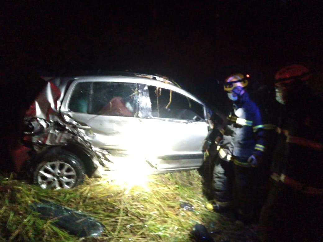 Veículo capota na BR-040