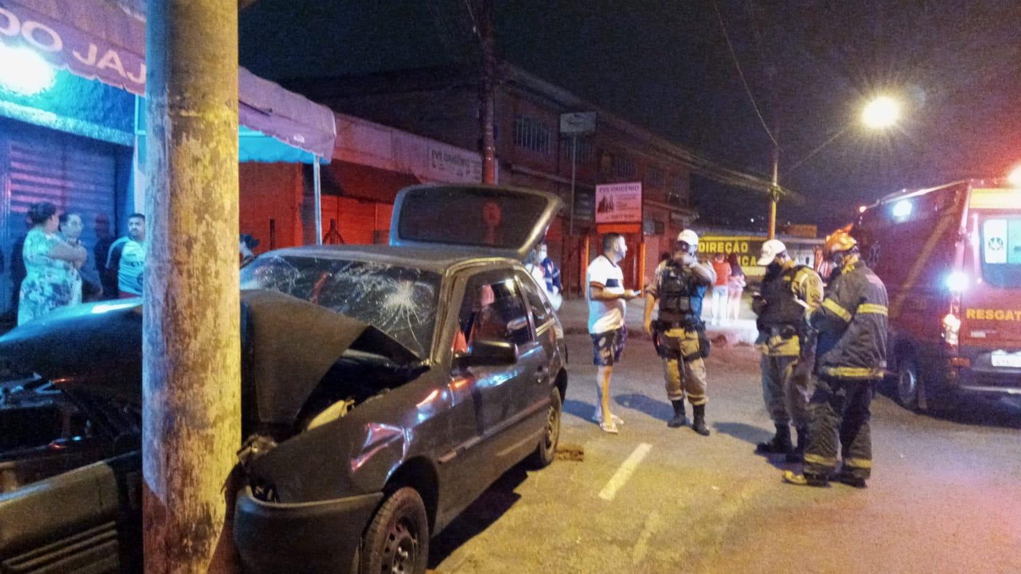 Carro colide contra poste no Bairro Industrial