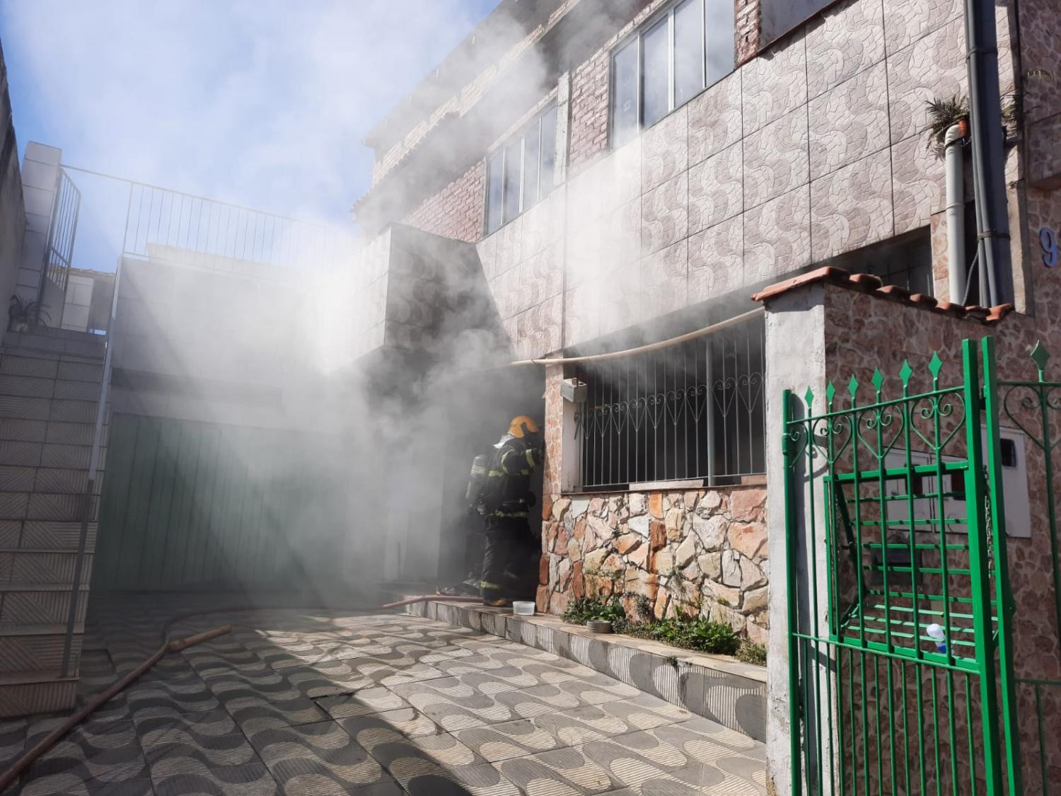 Corpo de Bombeiros combate incêndio em Barbacena