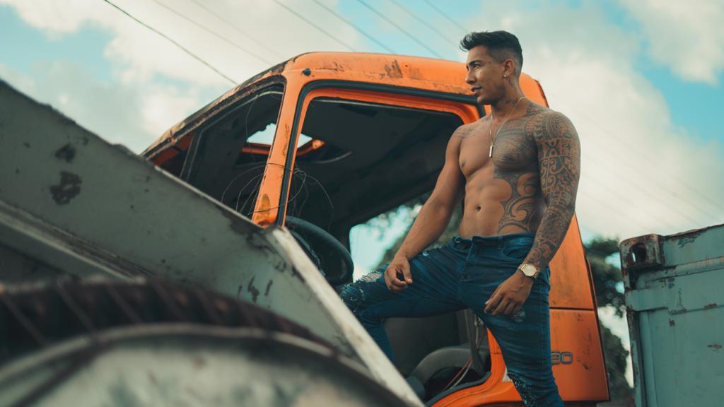 Dançarino Apollo Sant comemora um milhão de seguidores no Tik Tok