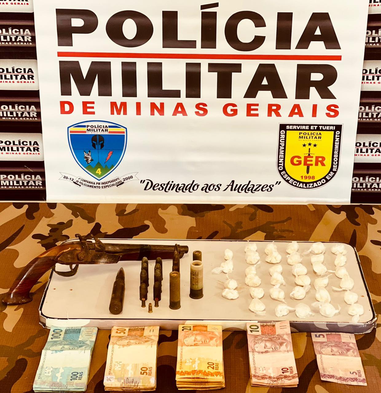 Denúncia leva a prisão de dois suspeitos por tráfico de drogas em Benfica