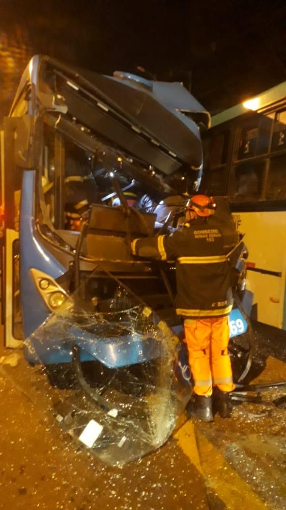 Dois ônibus colidem na Avenida Rio Branco