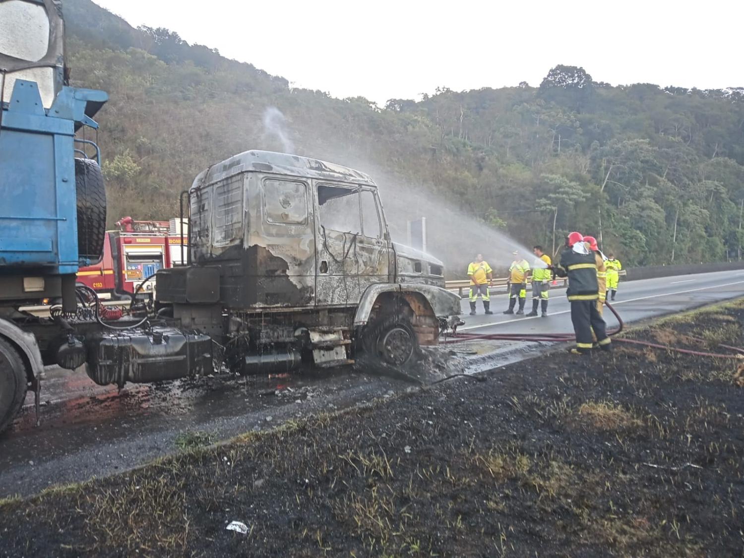 Incêndio atinge cabine de carreta e vegetação perto de rodovia em Barbacena