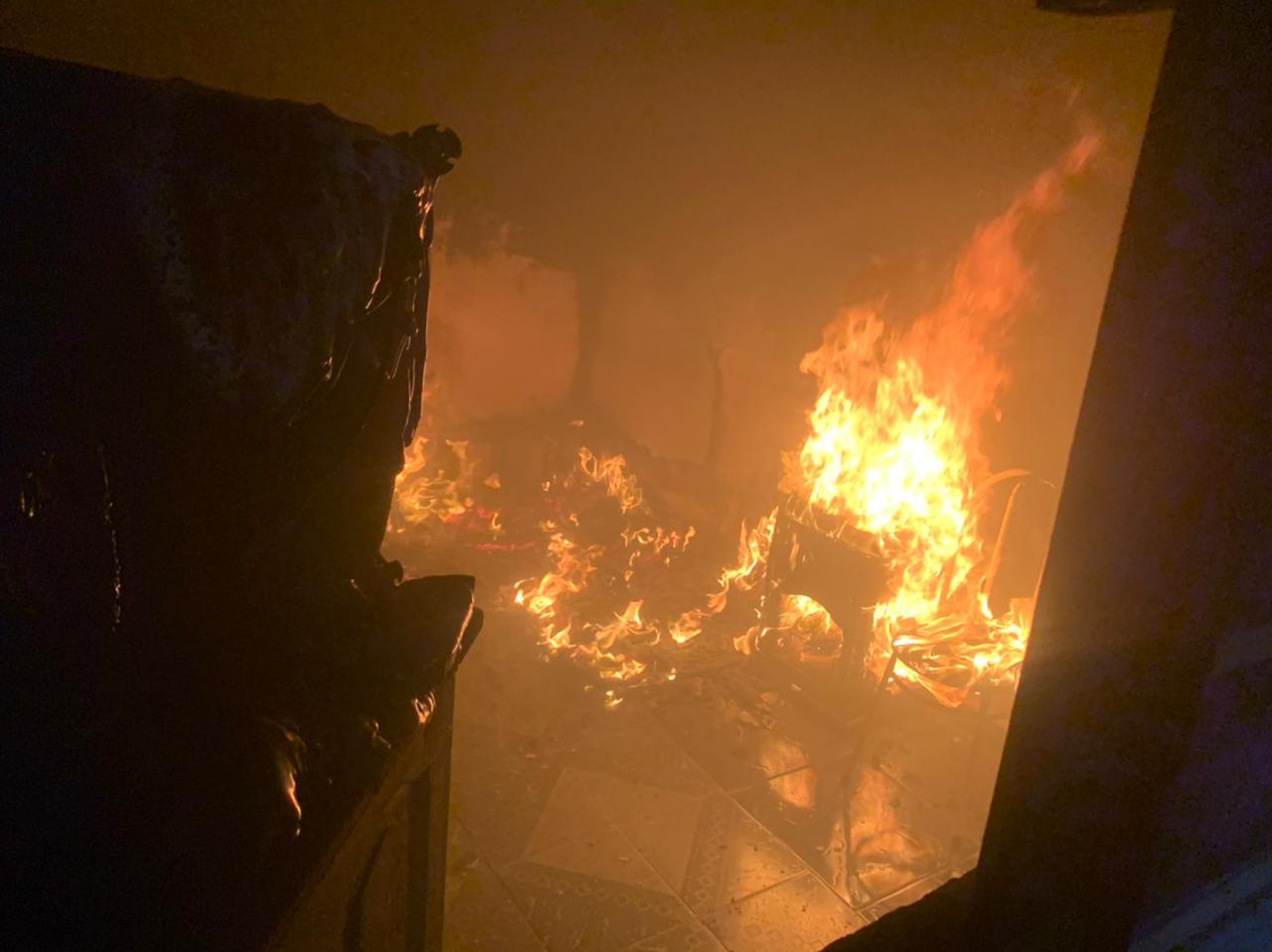 Incêndio atinge residência em Conselheiro Lafaiete e moradora é socorrida