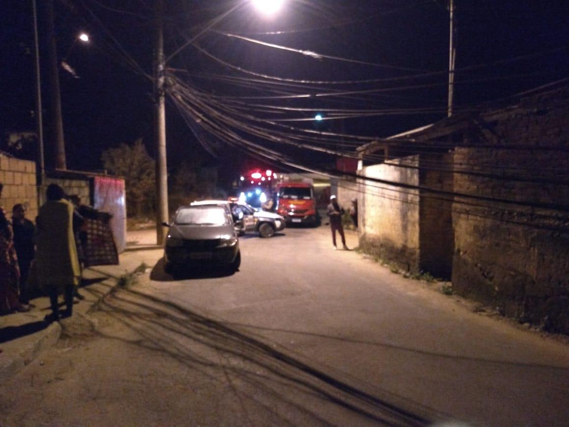 Motorista embriagado foge da blitz, derruba um poste e é preso em Barbacena