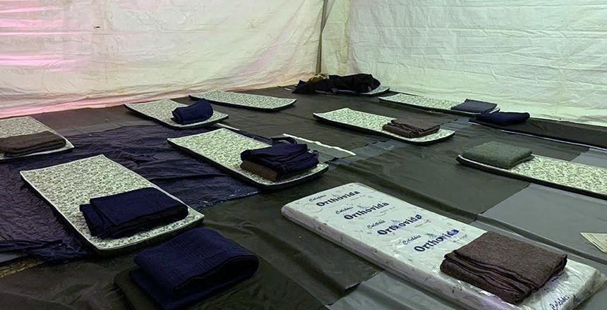 Na madrugada mais fria em 21 anos, 33 pessoas dormiram nas tendas emergenciais