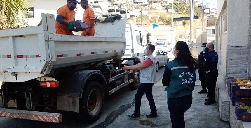 PJF realiza operação para combater a distribuição de mercadorias na rua na Getúlio Vargas