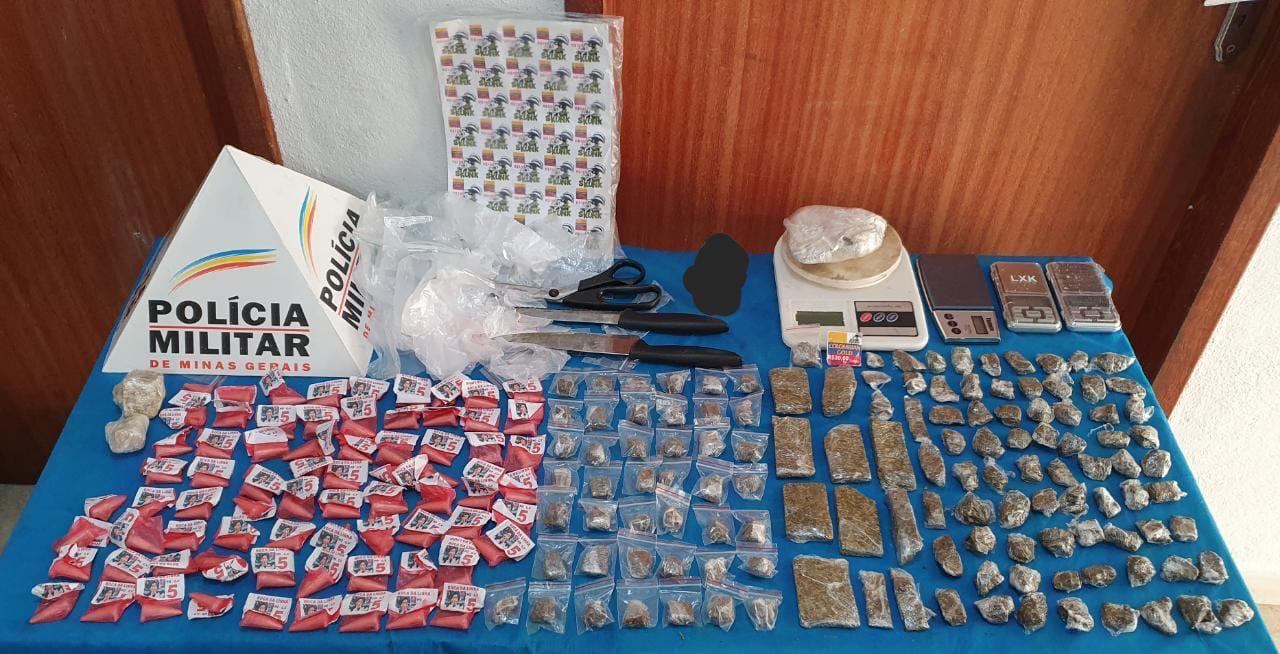 PM prende autores, apreende menor infrator e materiais relacionados ao tráfico de drogas no bairro Santa Tereza