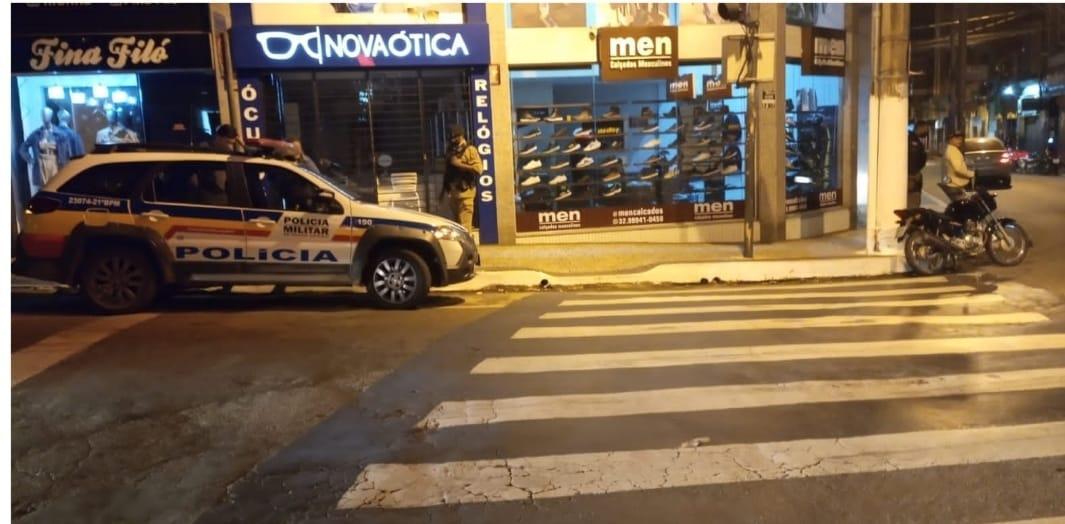 Polícia Militar recupera motocicleta furtada, apreende drogas e prende suspeito em Ubá
