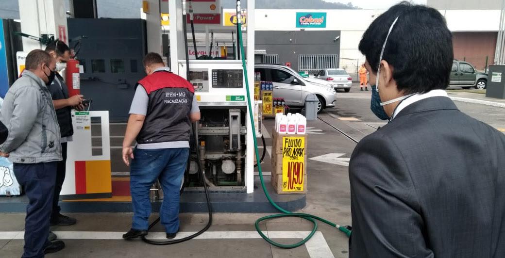 Procon participa de ação nacional fiscalizando postos de gasolina da cidade
