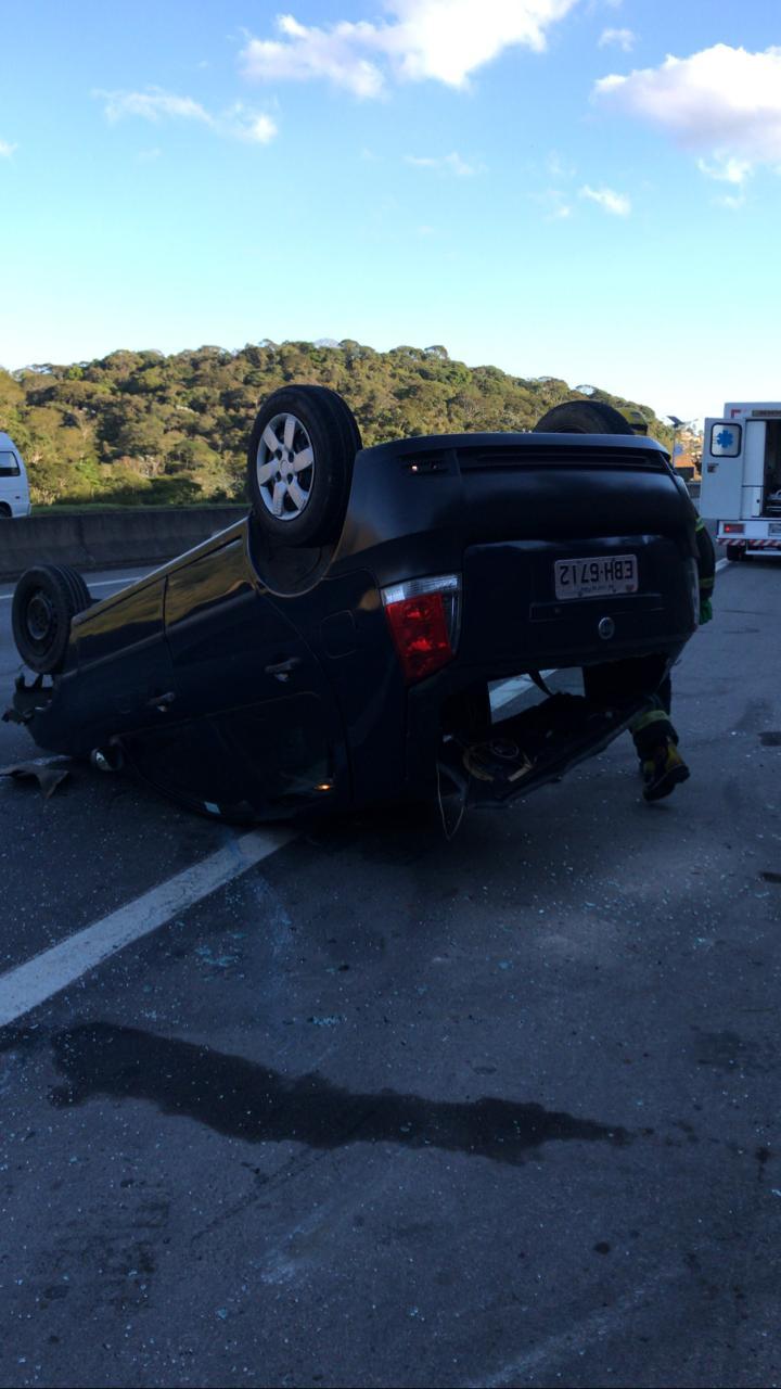Veículo capota na BR 040 com cinco passageiros