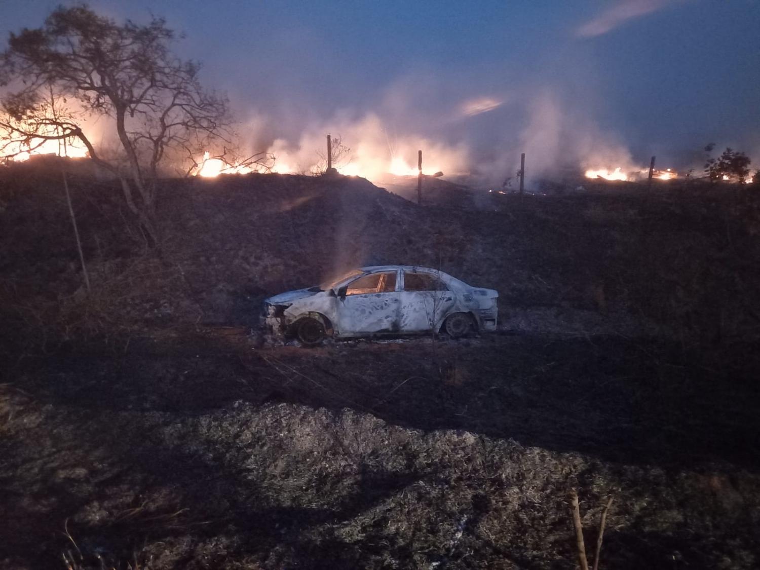 Veículo pega fogo e atinge vegetação às margens de rodovia MG 383