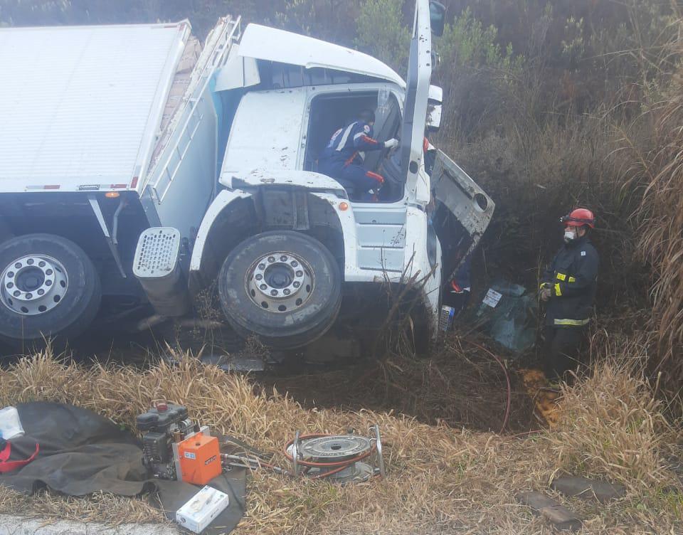 Bombeiros atendem acidente de caminhão com vítima presa às ferragens na BR 265